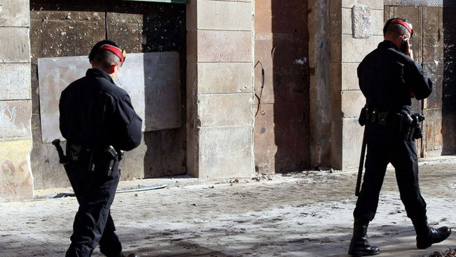 Los Mossos despliegan una macro redada contra dos clanes dedicados al menudeo de cocaína y heroína - Informativo 24h | Ver