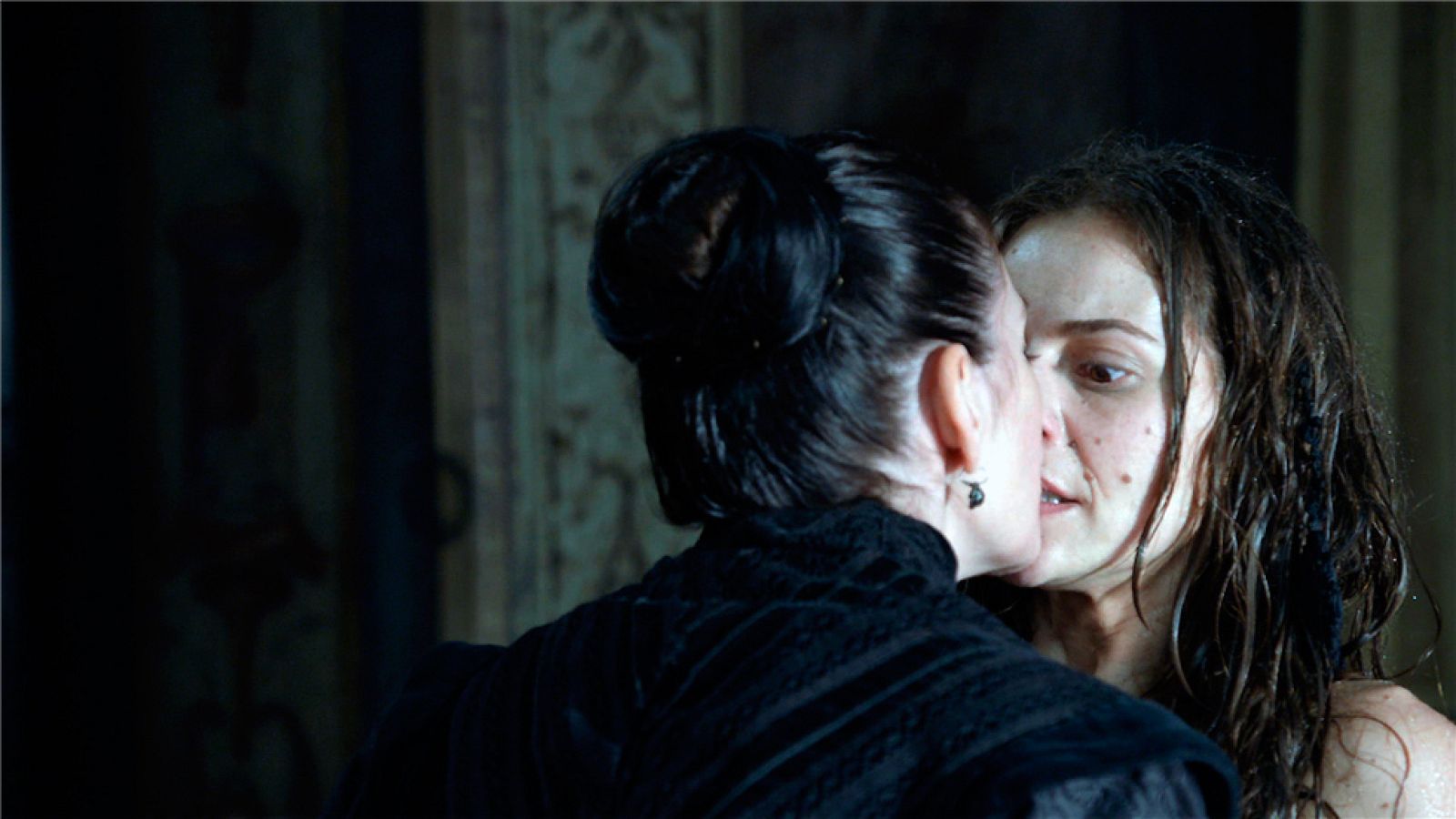 Águila Roja - ¡Soledad besa a Lucrecia!