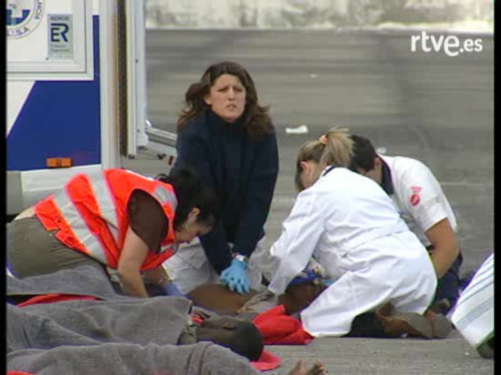 Hoy ha muerto uno de los inmigrantes que llegaron ayer en un cayuco a Canarias | Ver