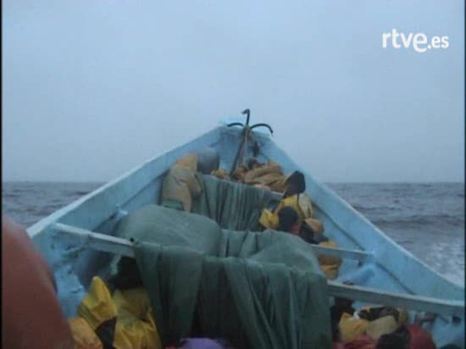 La vida dentro de un cayuco de un bebé y 37 adultos que partieron rumbo a Canarias | Ver