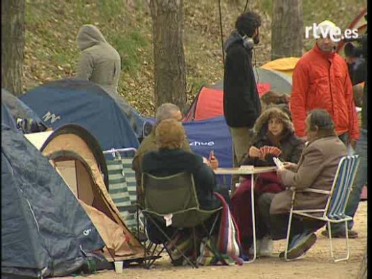  - Acampados por una casa