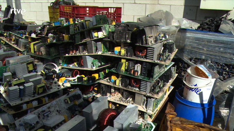 Cristóbal es un minero urbano que extrae oro de las placas electrónicas