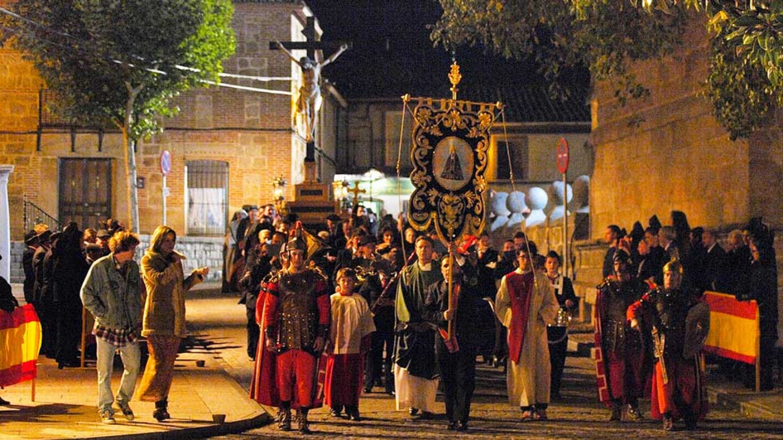 Un director de escena -Jaume Raventós- "experto en rituales y ceremonias" y su joven ayudante (Mercedes) llegan a un pueblo para dirigir un proyecto artístico relacionado con la Semana Santa y los festejos de la localidad.
