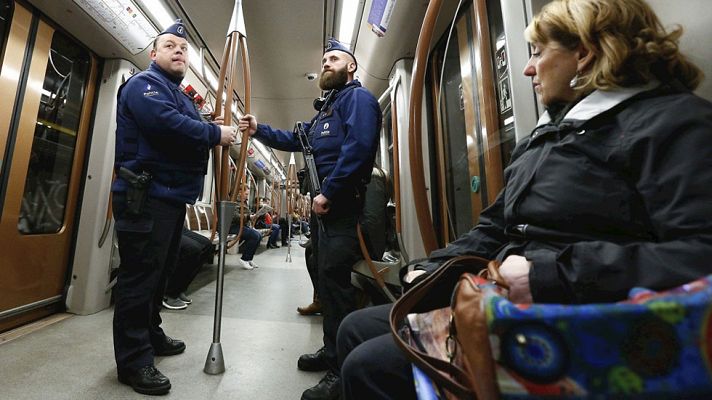 Telediario 1 - Bruselas vuelve poco a poco a la normalidad reabriendo el metro y los centros escolares