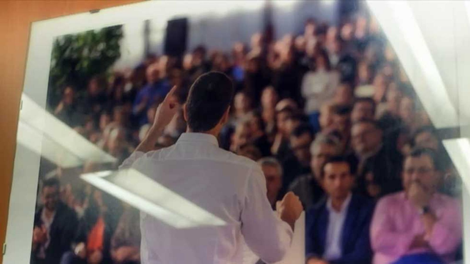 Bertín se cuela en la despacho de Pedro Sánchez para presentar al candidato socialista a la Presidencia del Gobierno.