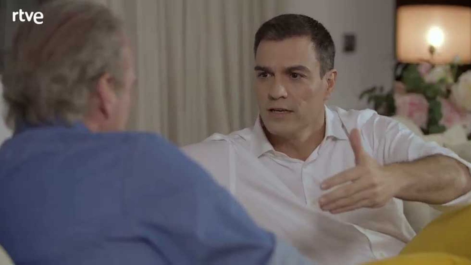 Al terminar el servicio militar, Pedro Sánchez se marchó a hacer un máster, donde vivió durante dos años y medio. Luego fue asesor del exministro socialista Carlos Westendorp en Sarajevo para finalmente ver claro que su futuro estaba en la política.