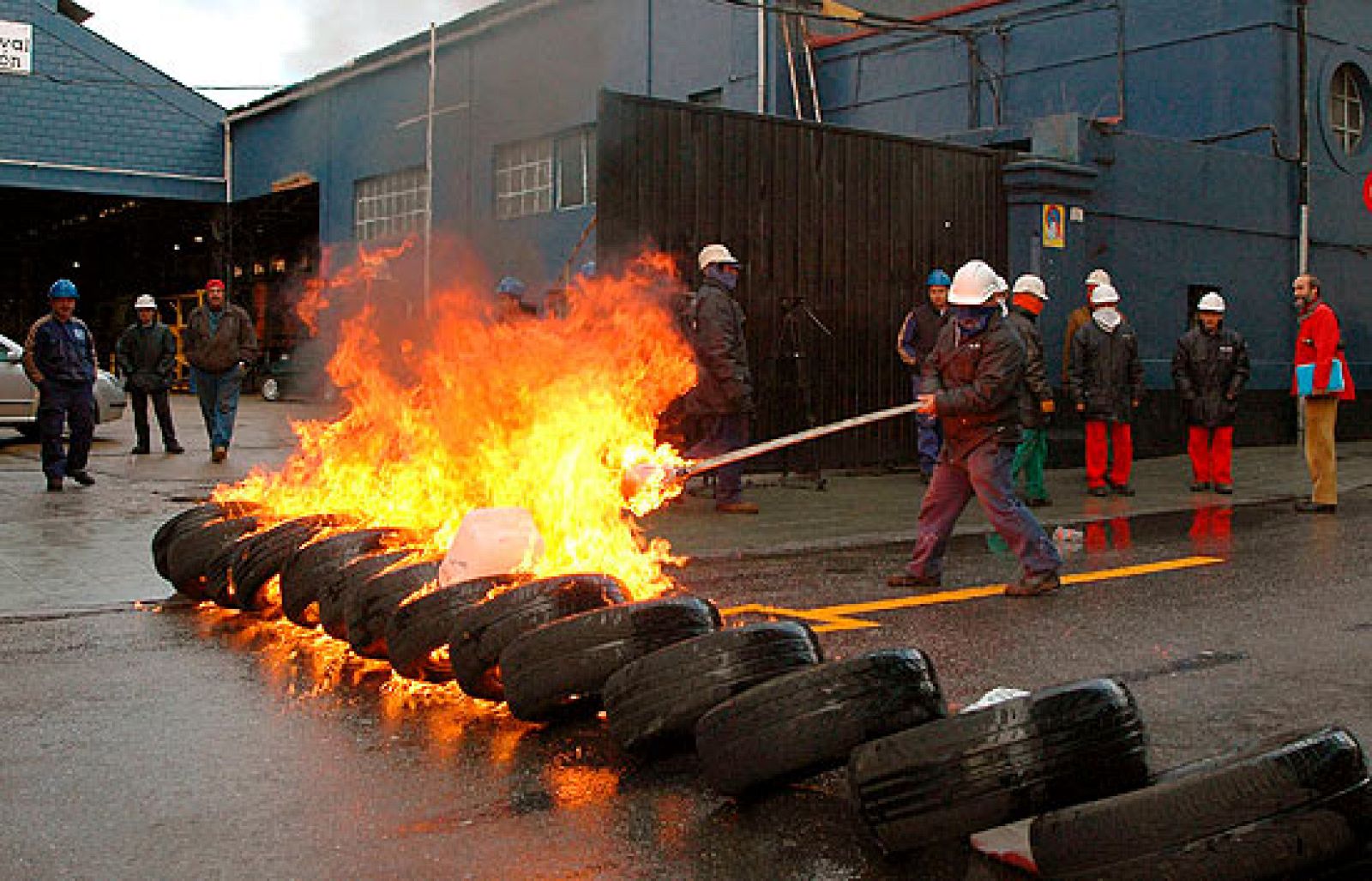 Los trabajadores de Naval Gijón han vuelto a salir a la calle para protestar por los planes de recorte de empleo de la empresa.