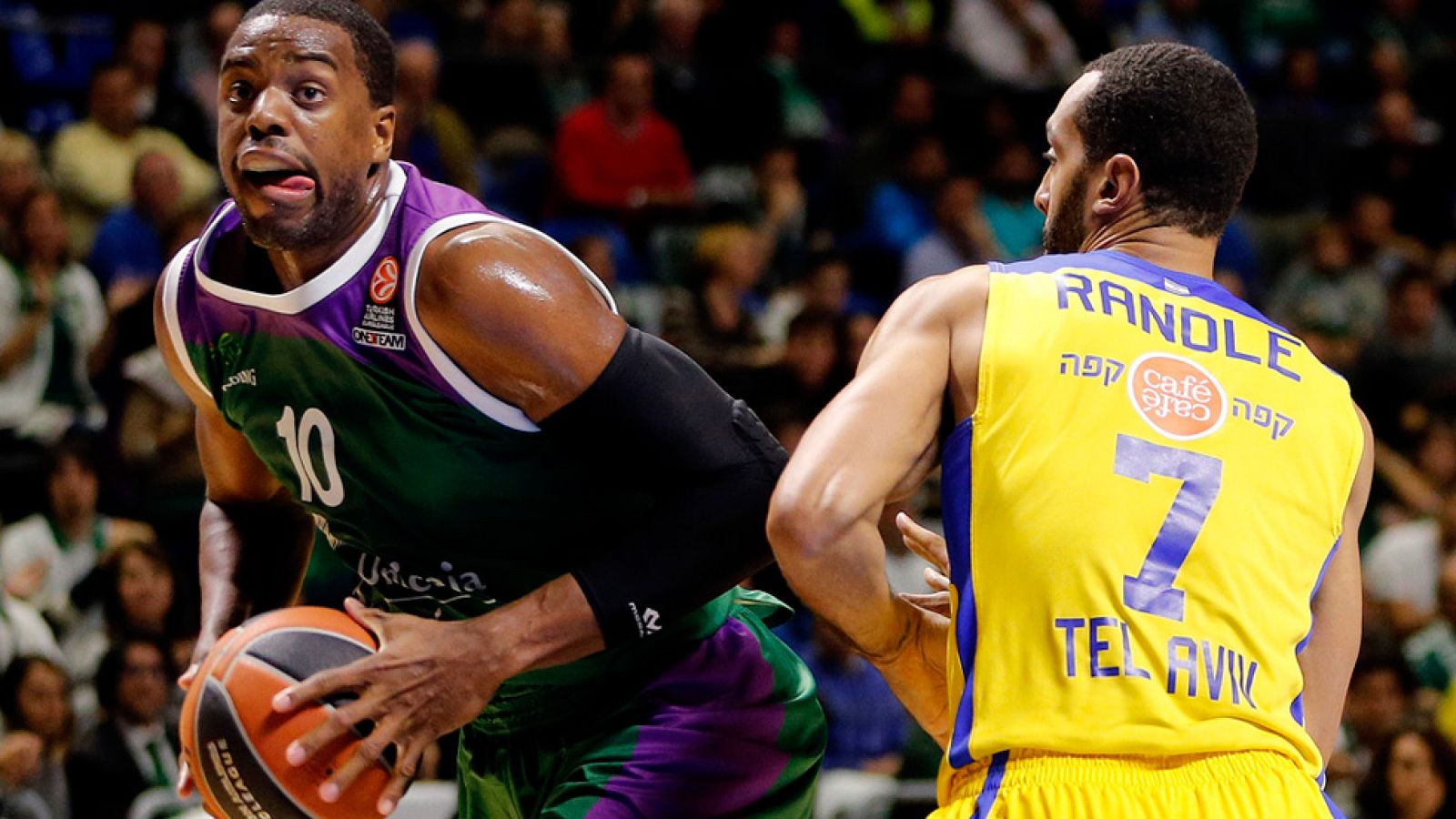 El Unicaja consiguió por undécima vez consecutiva la clasificación para el Top 16 de la Euroliga tras vencer de forma inapelable a un desdibujado Maccabi, que deambuló por el Martín Carpena, sobre todo en los tres primeros cuartos, y que olvidó lo qu