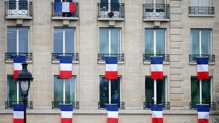 Telediario 1 - La bandera francesa se extiende por París como homenaje a las víctimas de los atentados