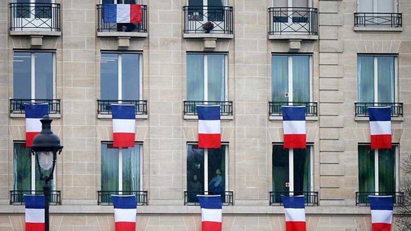 La bandera francesa se extiende por Par�s como homenaje a las v�ctimas de los atentados