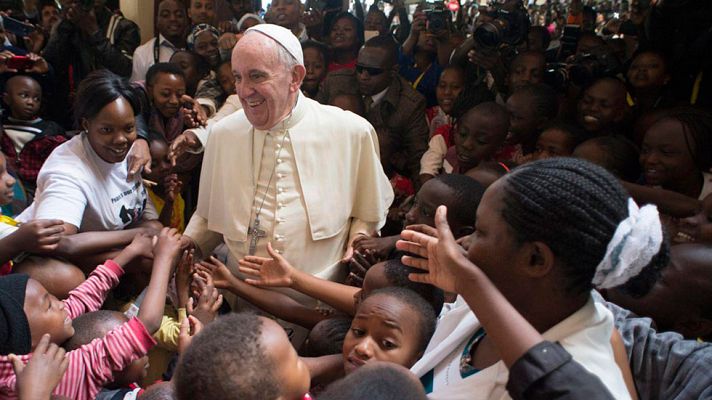 Telediario 1 - El Papa denuncia que la pobreza hace caer a los jóvenes en el extremismo en su viaje a Kenia