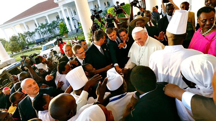 Telediario 1 - Caluroso recimiento al papa Francisco en Uganda, segunda etapa de su viaje a África