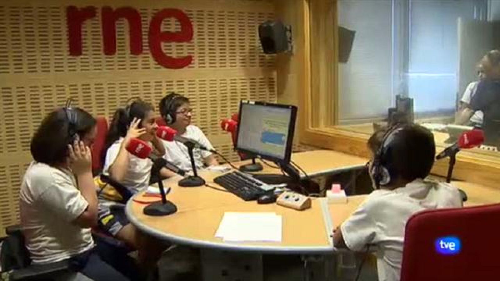 Visita colegio Orobal - 04/11/2015 - Los colegios visitan RTVE Canarias | Ver