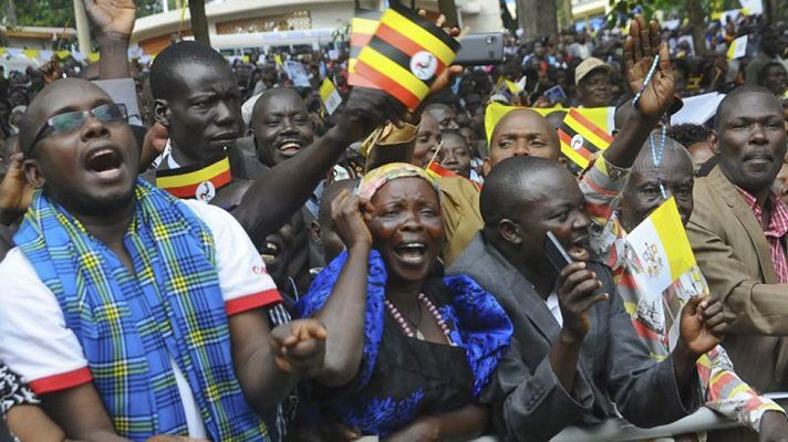 Telediario 1 - El papa celebra dos misas multitudinarias en Uganda