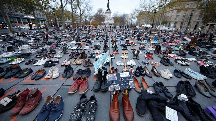 Informativo 24h - Miles de zapatos mantienen vivo el derecho a manifestarse en París contra el cambio climático