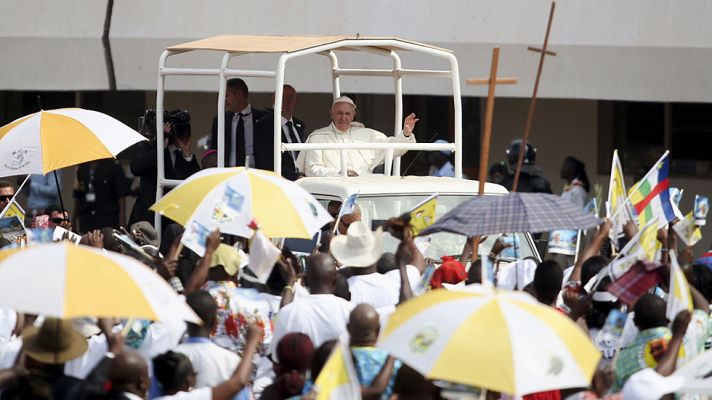 Telediario 1 - El Papa visita la Mezquita de Bangui, en República Centroafricana, como punto final a su viaje a África