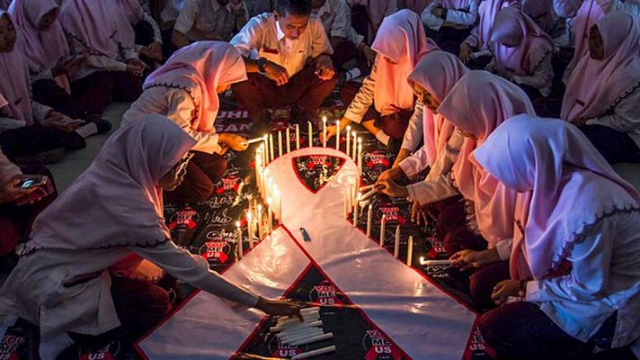 Telediario 1 - En el mundo hay 37 millones de personas con sida