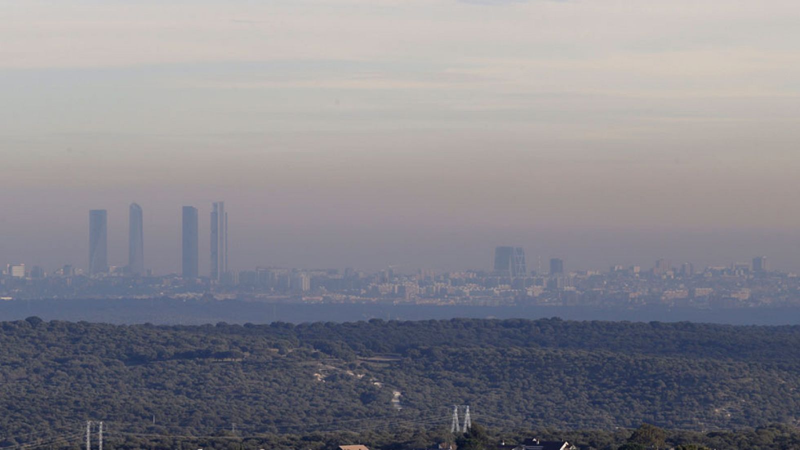 Madrid vuelve a limitar la velocidad por la contaminación y podría prohibir estacionar este miércoles