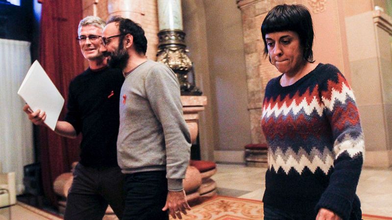 CDC ve "un error" llevar la cuestión catalana a los tribunales y la CUP llama a la desobediencia