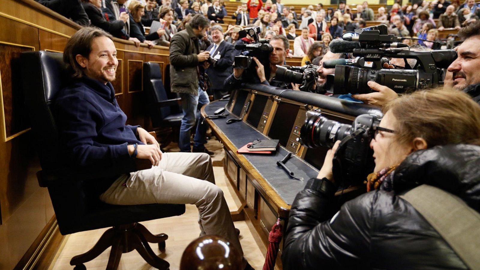 Iglesias se sienta por primera vez en el escaño del presidente del Gobierno - Informativo 24h | Ver