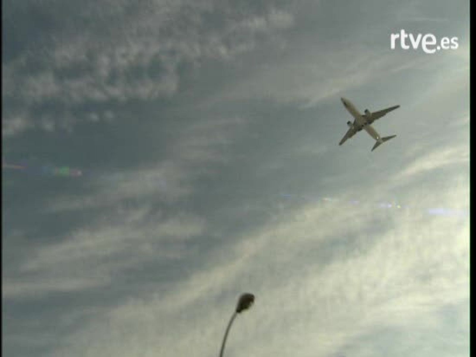 Aena tendrá que indemnizar a varias asociaciones vecinales afectadas por el ruido de los aviones | Ver