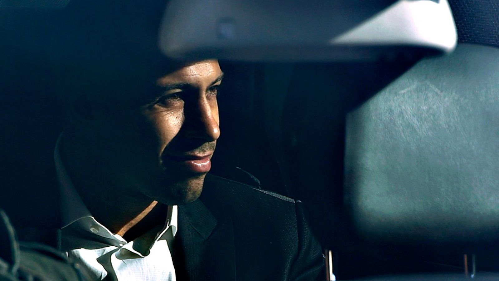 El jugador argentino del Barcelona Javier Mascherano ha pactado con la Fiscalía de Delitos Económicos y la Abogacía del Estado una pena de un año de cárcel y 815.000 euros de multa por defraudar 1,5 millones de euros a Hacienda, acuerdo que está pend