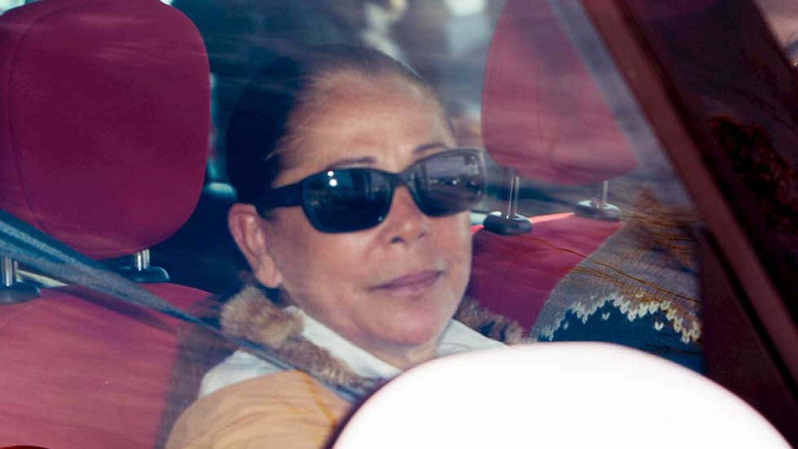 La tonadillera ha salido de la cárcel de Alcalá de Guardaira con más paquetes de los habituales, consciente de que dentro de poco saldrá de forma definitiva para disfrutar del tercer grado penitenciario.