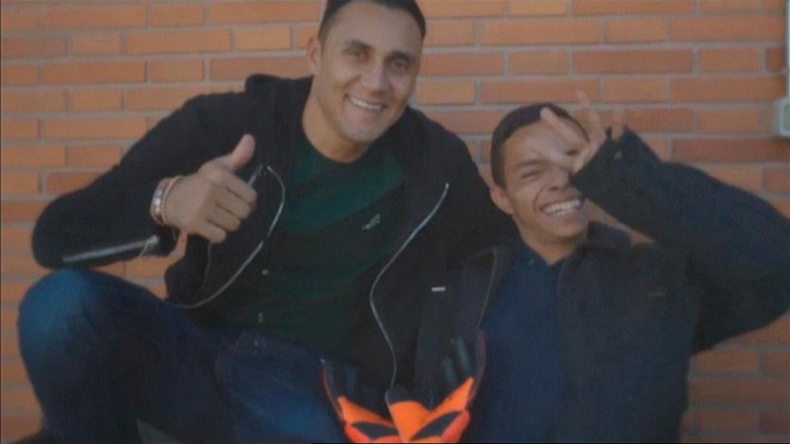 Keylor Navas alegra la Navidad a un niño con parálisis cerebral | Ver