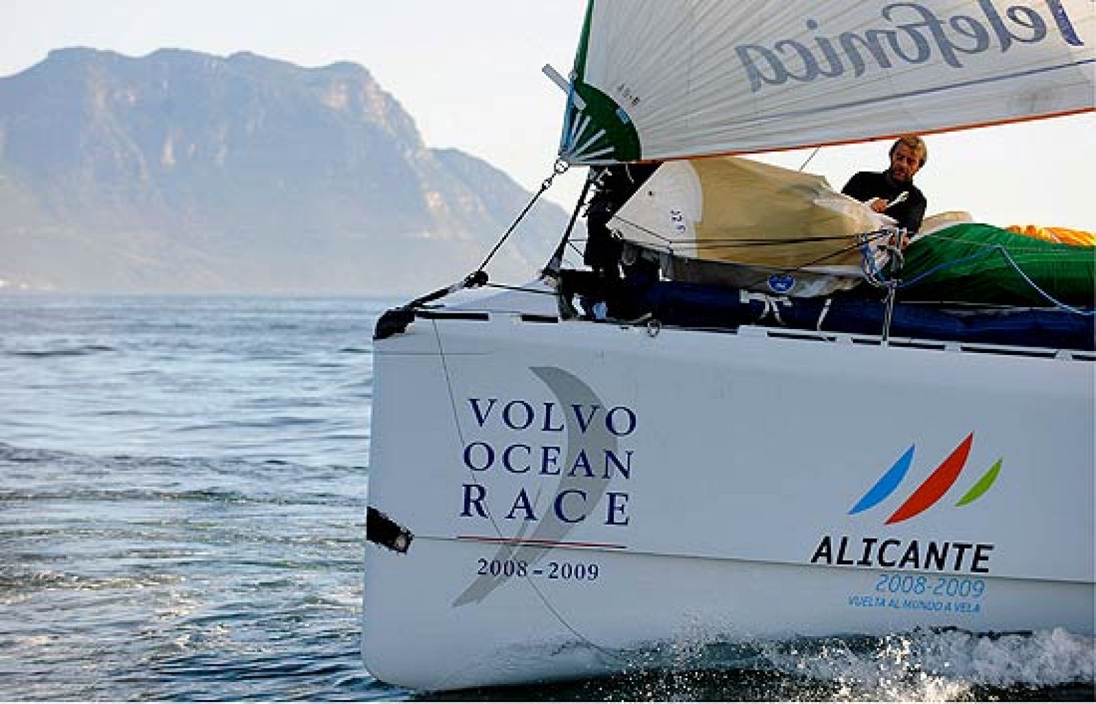 La Volvo Ocean Race se ha topado con un contratiempo más o menos esperado: los piratas. A su paso por el Océano Índico, se han extremado las precauciones .