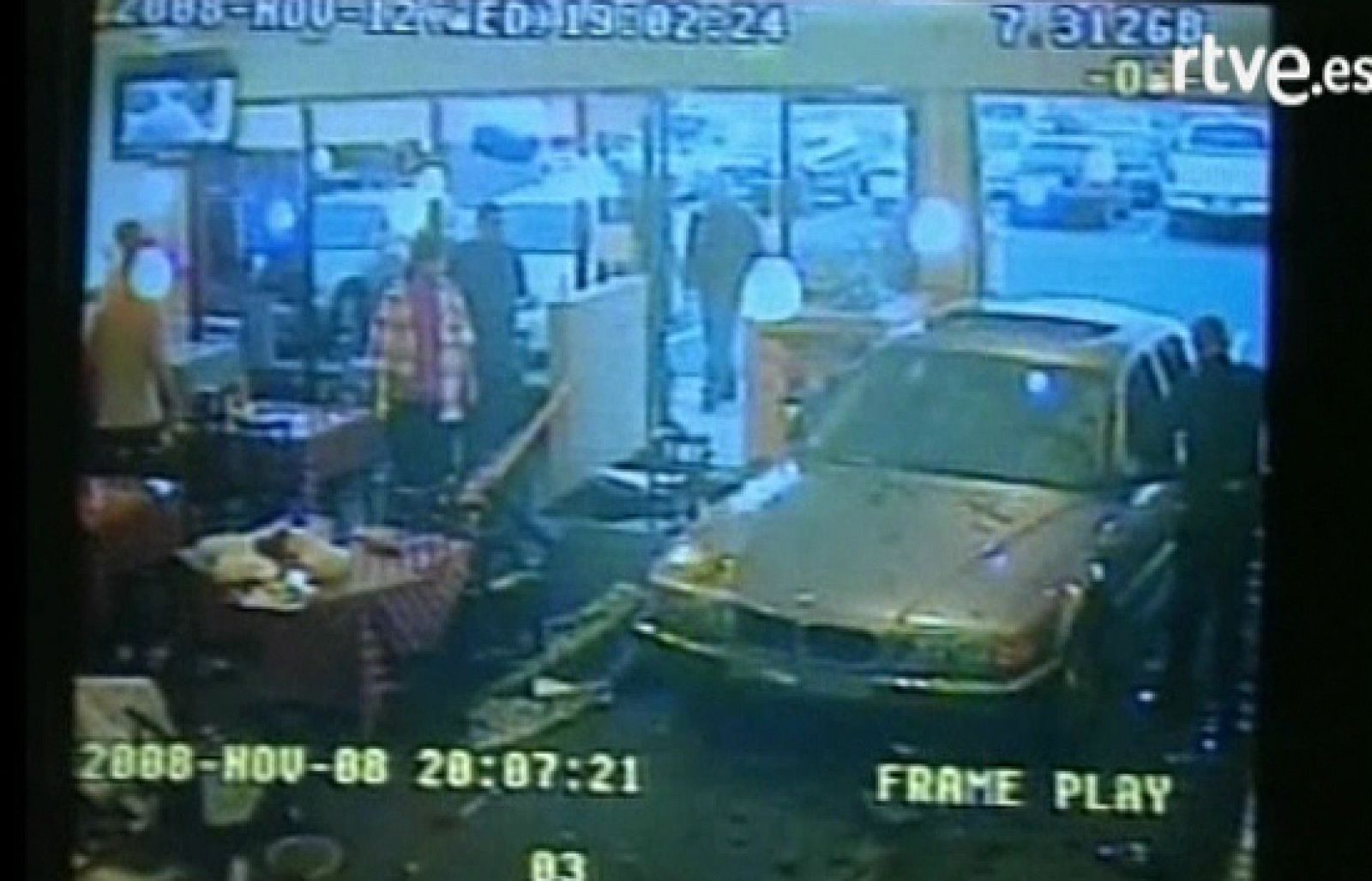 Una pelea terminó con un coche empotrado en un restaurante, en Denver | Ver