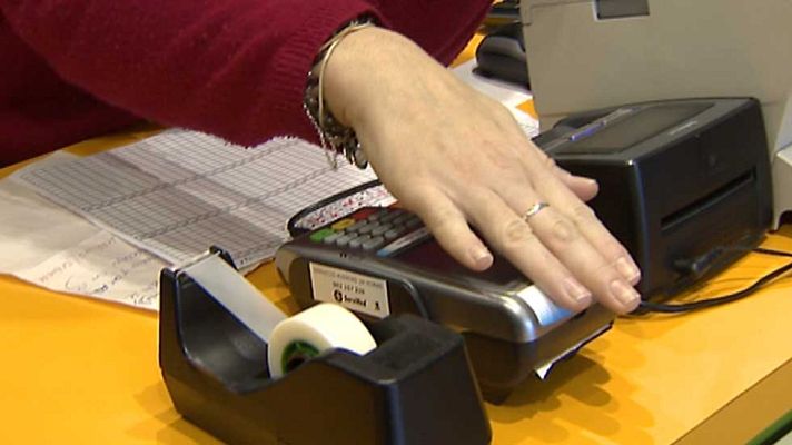 Telediario 1 - Los españoles seguimos prefiriendo pagar en efectivo
