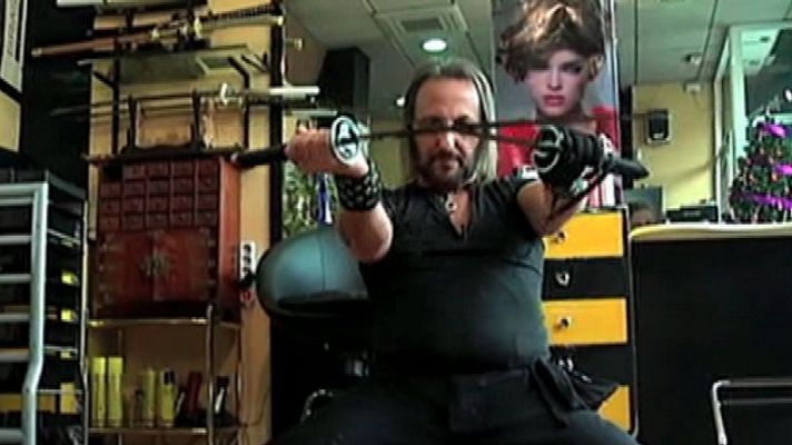 España Directo - El peluquero que corta el pelo con catanas