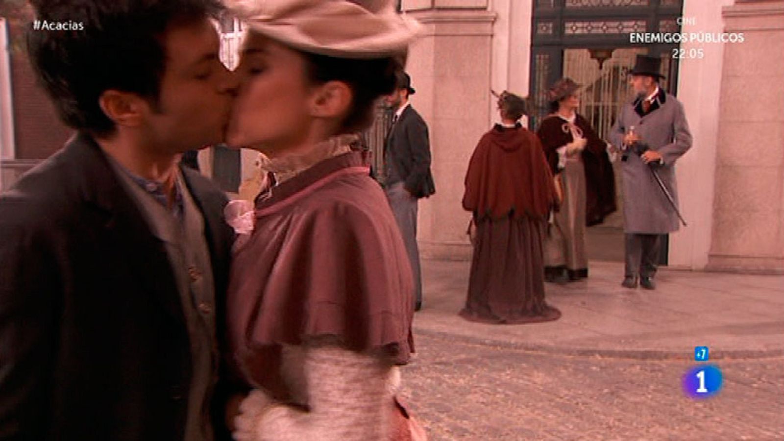 Acacias 38 - María Luisa besa a Pablo en mitad de la calle