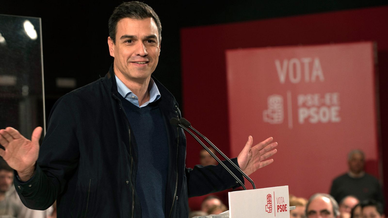 El líder del PSOE, ha criticado al PP por su "excedente de corrupción" y ha alertado contra el pacto "antiPSOE" de PP, Ciudadanos y Podemos.