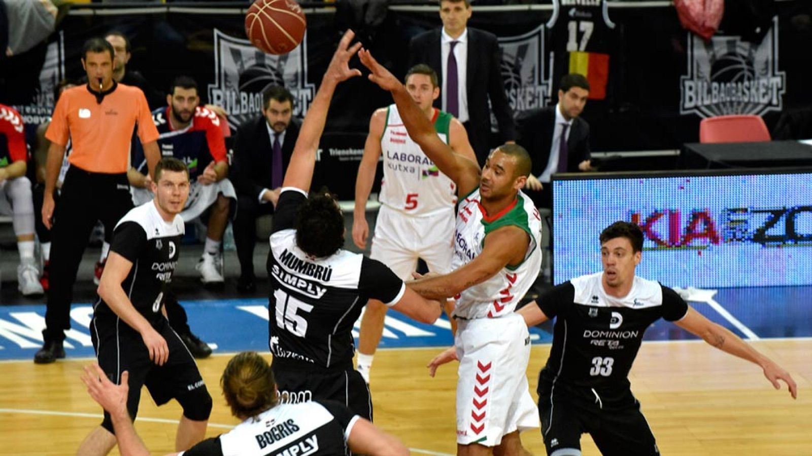 El derbi vasco entre Dominion Bilbao Basket y Laboral Kutxa se decantó a favor de los locales (89-83) en Miribilla tras un encuentro muy igualado