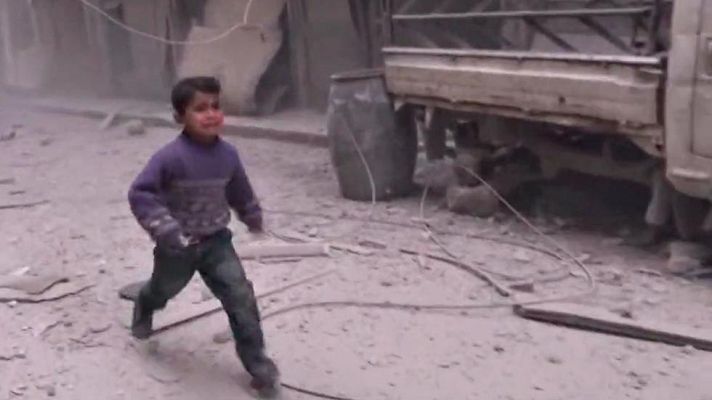  - Varios niños huyen de los bombardeos en Douma, feudo de los rebeldes en Siria