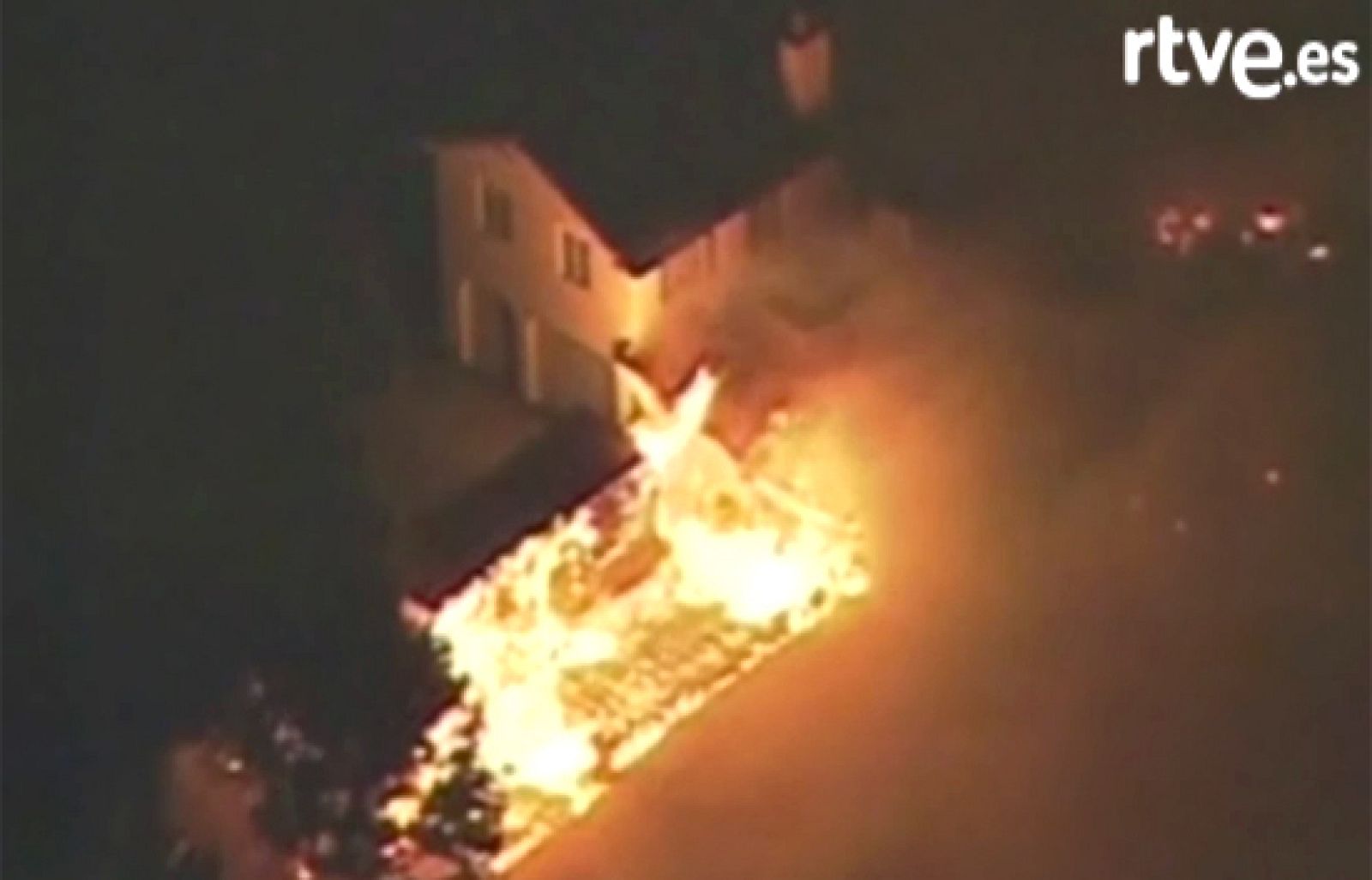 Un incendio calcina más de 70 casas en California