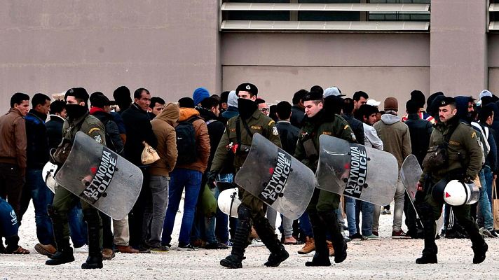 Telediario 1 - Bruselas propone crear un cuerpo especial que controle las fronteras de la Unión Europea