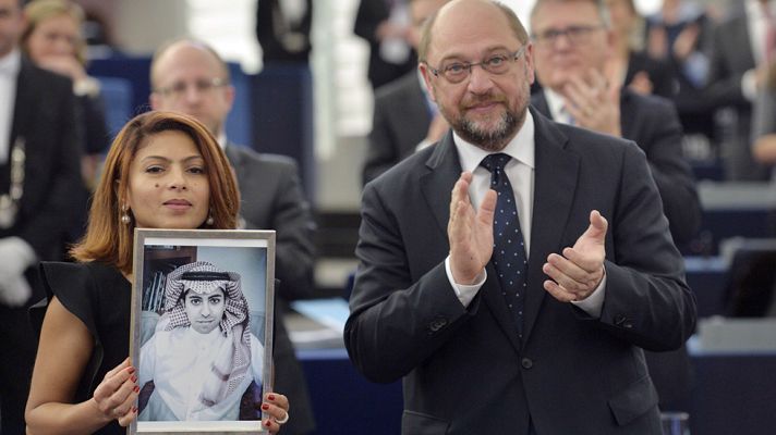 Informativo 24h - Ensaf Haidar, esposa del bloguero saudí Raif Badawi, premio Sajarov 2015, recoge en su nombre el galardón