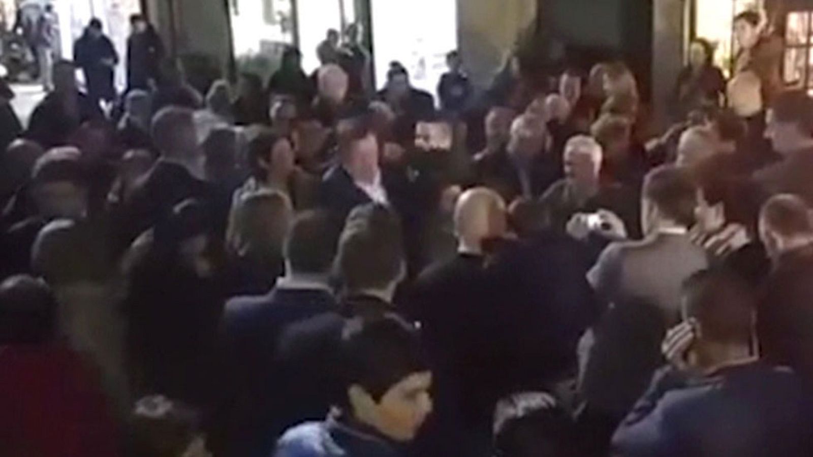 Rajoy, agredido por un joven en plena calle en Pontevedra