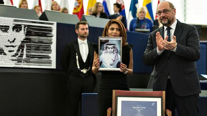 Telediario 1 - La esposa del bloguero saudí Raif Badawi recoge en su lugar el premio Sájarov a la libertad de conciencia