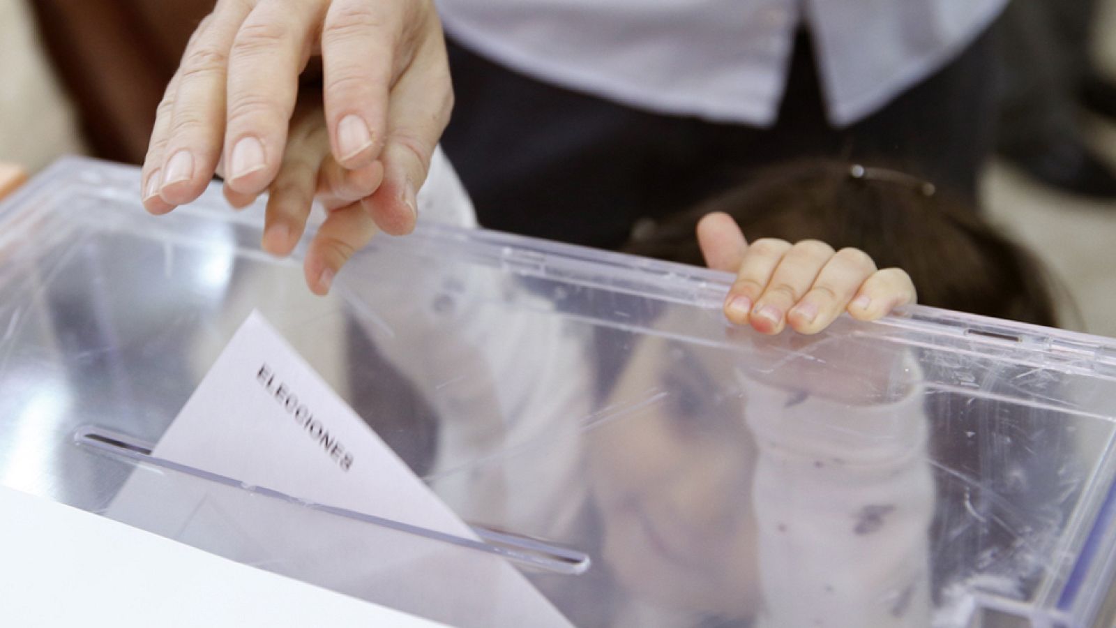 La participación en las elecciones generales hasta las 18.00 horas ha sido del 58,36%, casi un punto porcentual más que a la misma hora en 2011, que se situó en el 57,65%, según han informado en rueda de prensa la secretaria de Estado de Comunicación