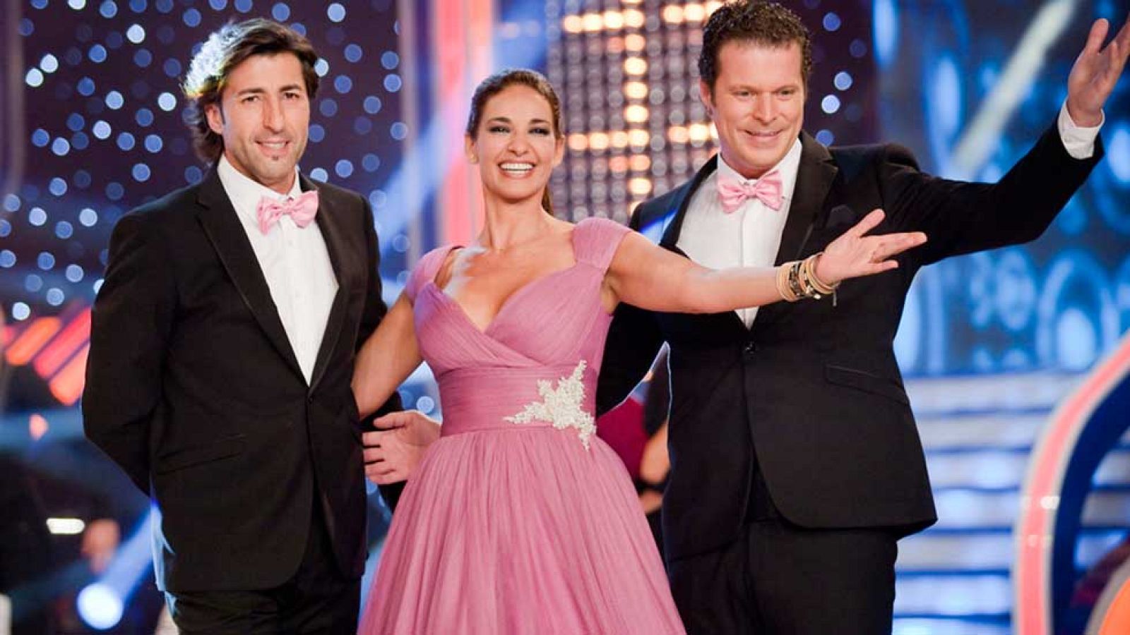 Mariló Montero interpreta junto a Jota Abril y Fernando Ramos la canción 'Estando contigo' con la que compitió Conchita Bautista en el Festival de Eurovisión de 1961 y que luego versionaría Marisol.