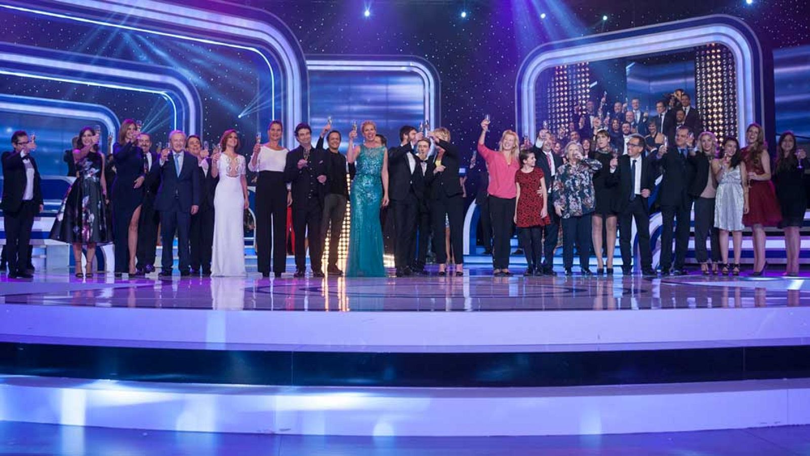 Anne Igartiburu cierra el especial de 'Telepasión' interpretando el tema 'Un mundo nuevo' de Karina, que representó a España en Eurovisión en 1971. El resto de estrellas de TVE le acompañan en un espectacular fin de fiesta.