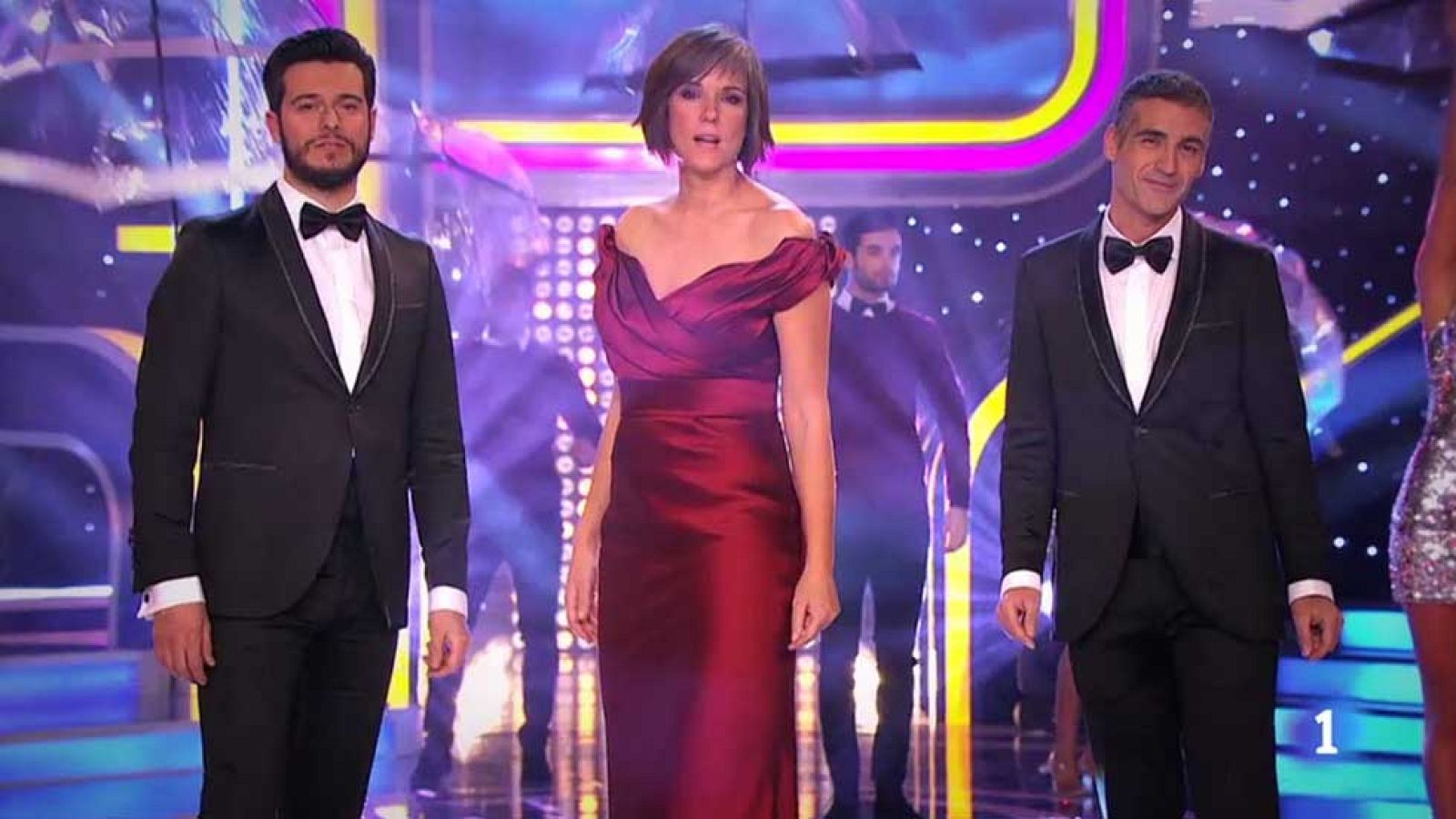 Mónica López, Albert Barniol y Martín Barreiro -las caras de 'El tiempo' en TVE- cantan un clásico de Eurovisión y los karaokes :'Yo soy aquel', de Raphael.