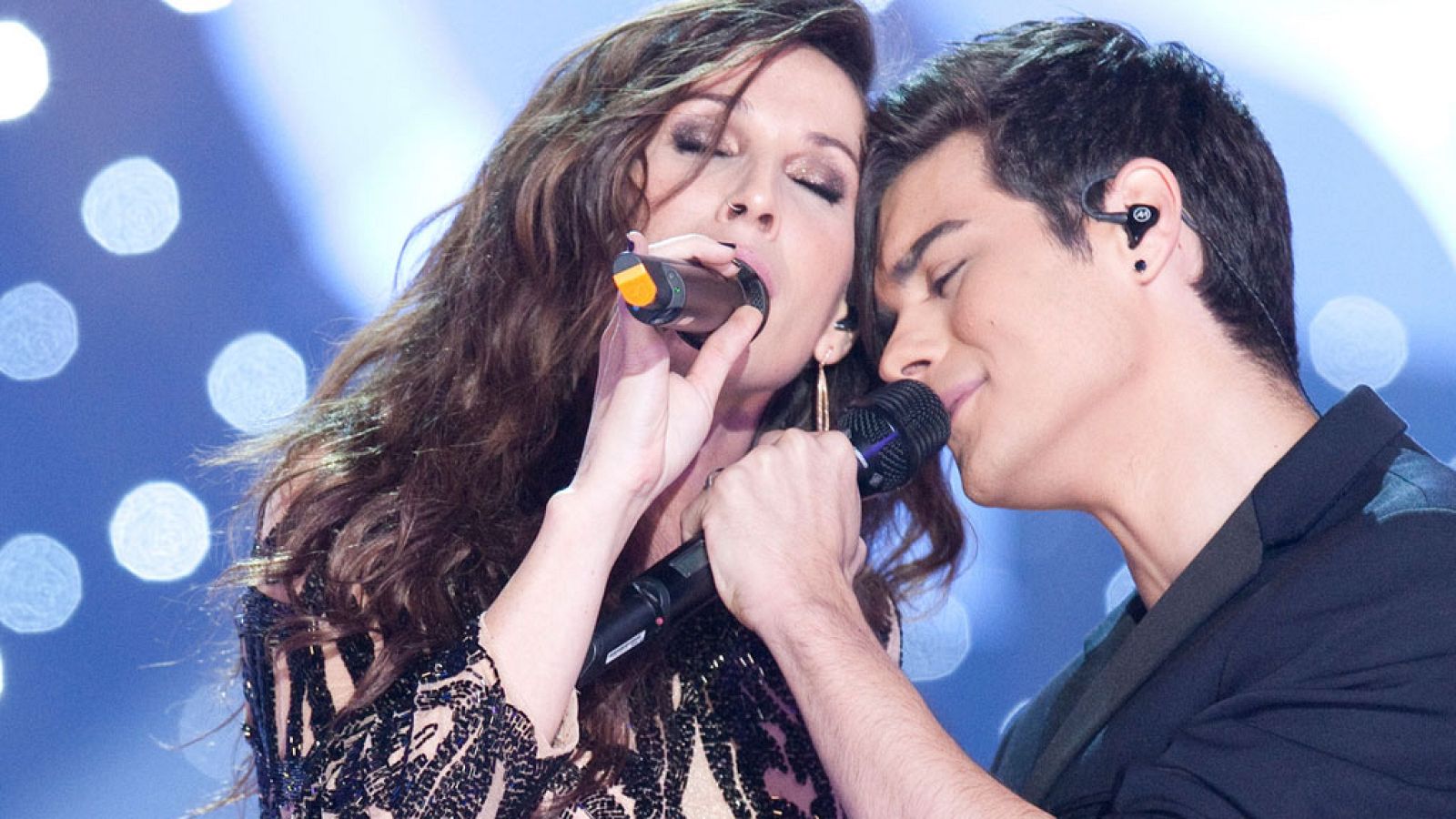 Malú canta "Blanco y negro" con Abraham Mateo
