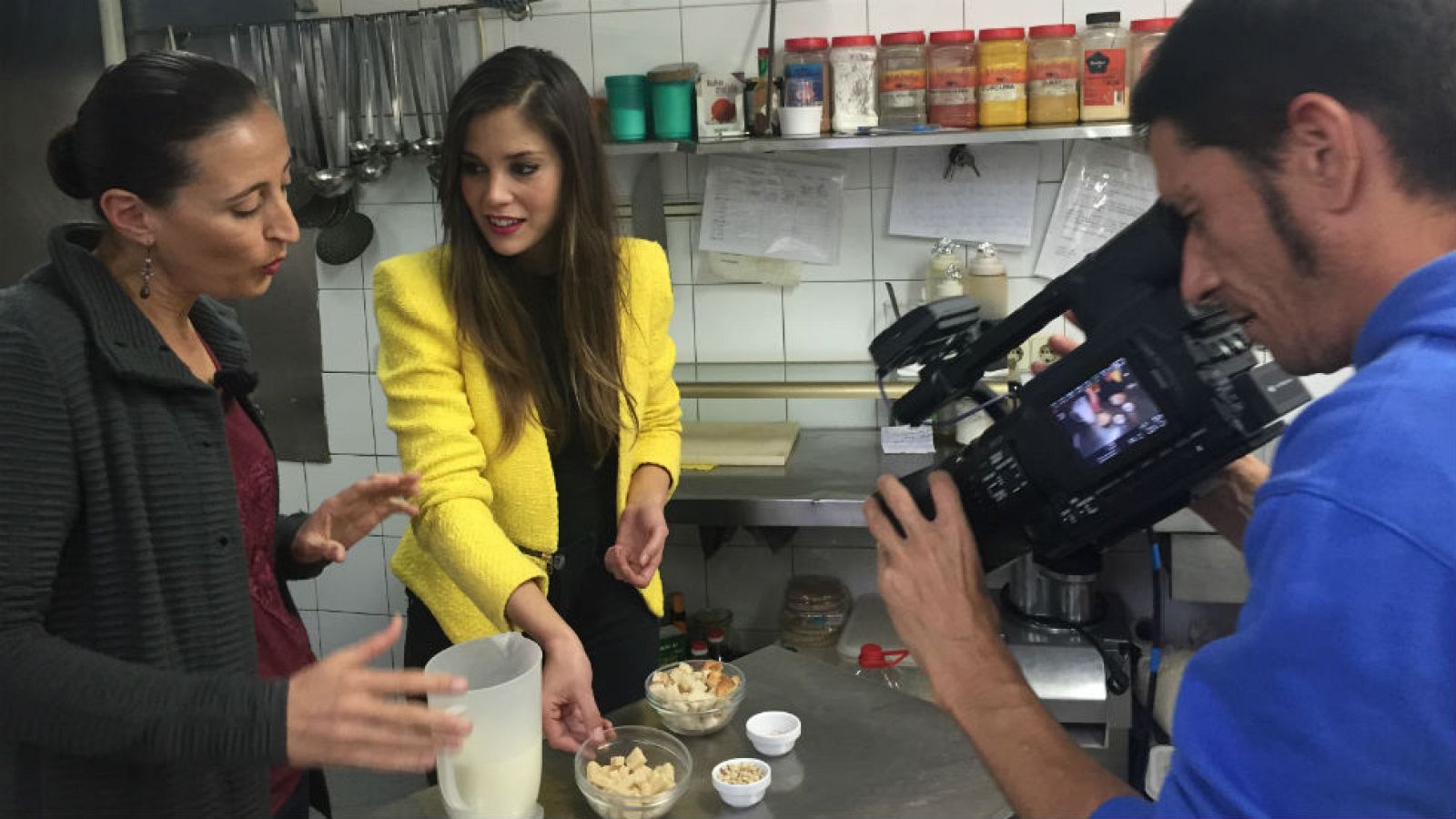 Sopa de almendras, la tradición continúa