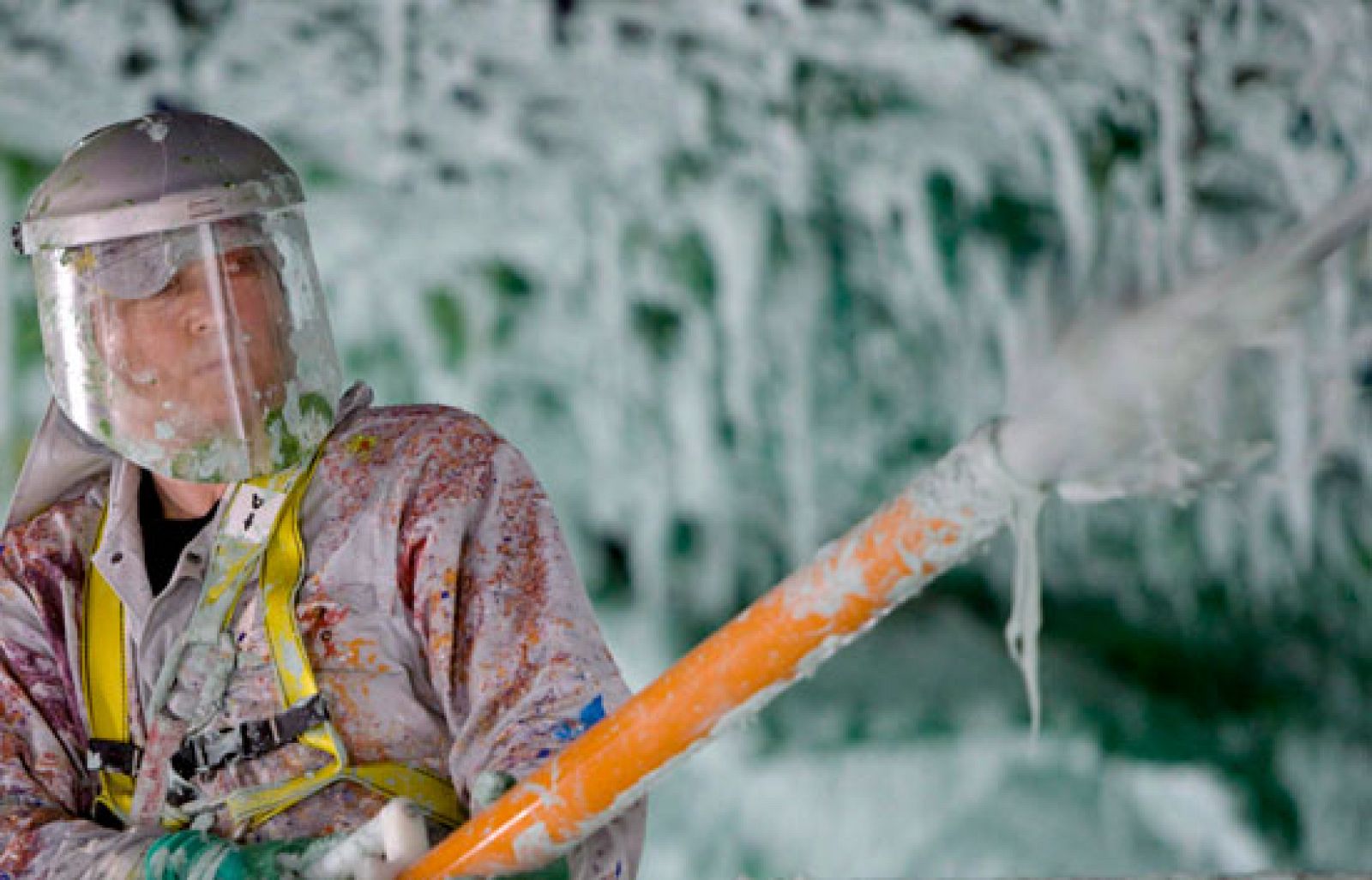 El artista balear, Miquel Barceló habla con Informe Semanal de su trabajo para la cúpula de la sede de la ONU en Ginebra, Suiza. Una cúpula para la que ha empleado una novedosa técnica artista y que ha despertado la polémica por su coste, 20 millones