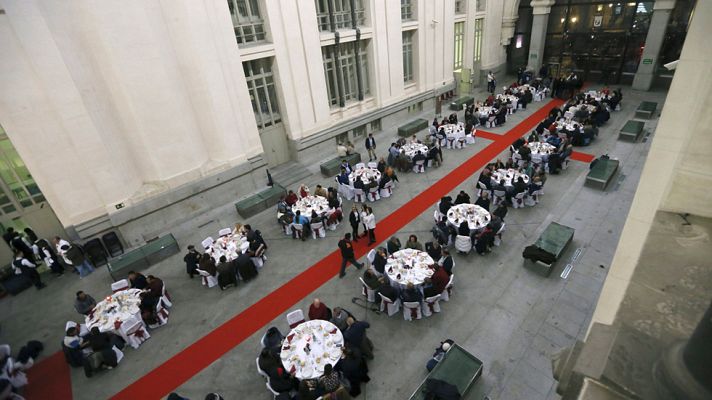 Informativo 24h - Carmena brinda por la paz y por el padre Ángel ante 200 personas sin hogar en Cibeles