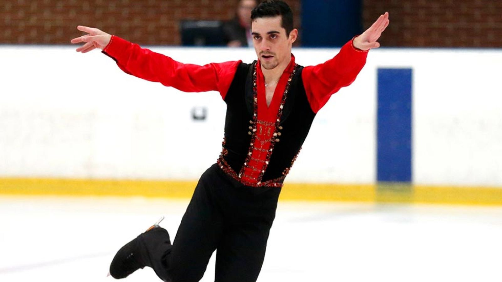 Javier Fernández acerca su deporte a los aficionados en el Palacio de hielo de Madrid, donde actua junto a su novia Miki Ando.